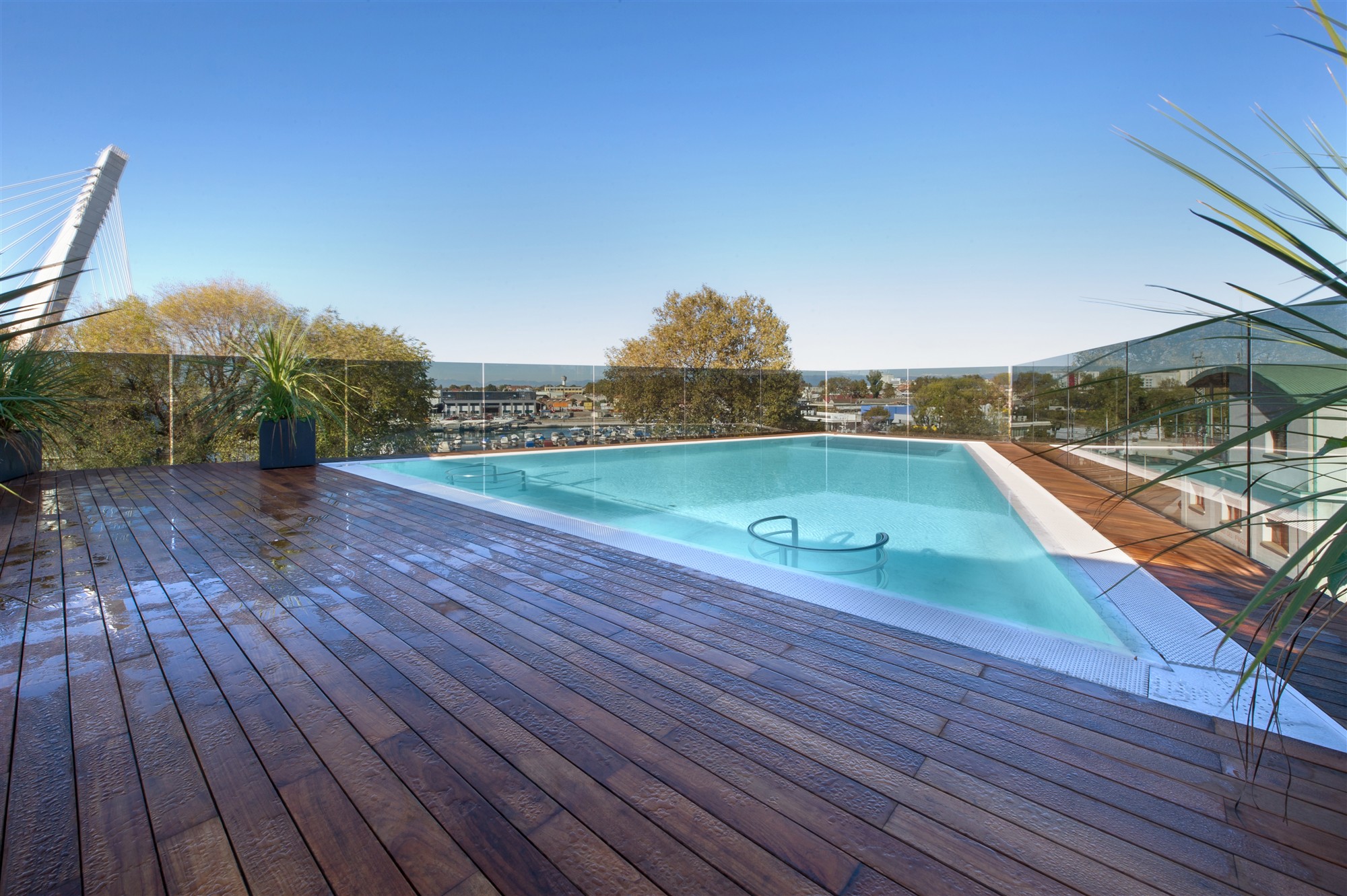 Carbones – piscina e parapetti in vetro