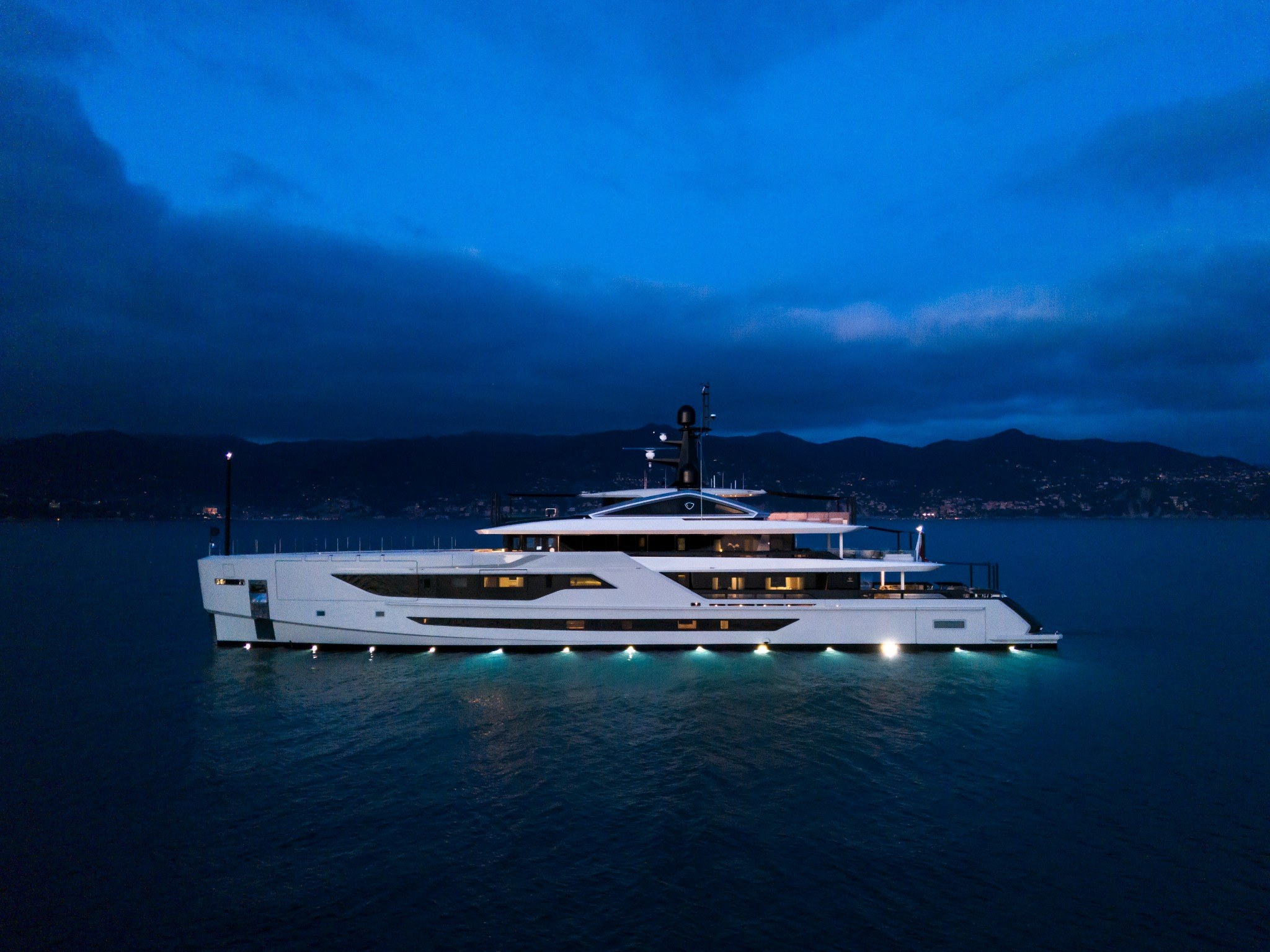 M/Y Diamond Binta illuminato al crepuscolo
